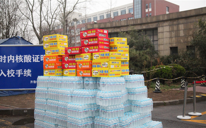 2月25日，山東金格瑞機械有限公司派代表來到齊魯師范學院捐贈防疫物資，保障校園防疫物品備足備齊，助力學校的疫情防控工作。