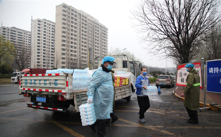 2月25日，山東金格瑞機械有限公司派代表來到齊魯師范學院捐贈防疫物資，保障校園防疫物品備足備齊，助力學校的疫情防控工作。